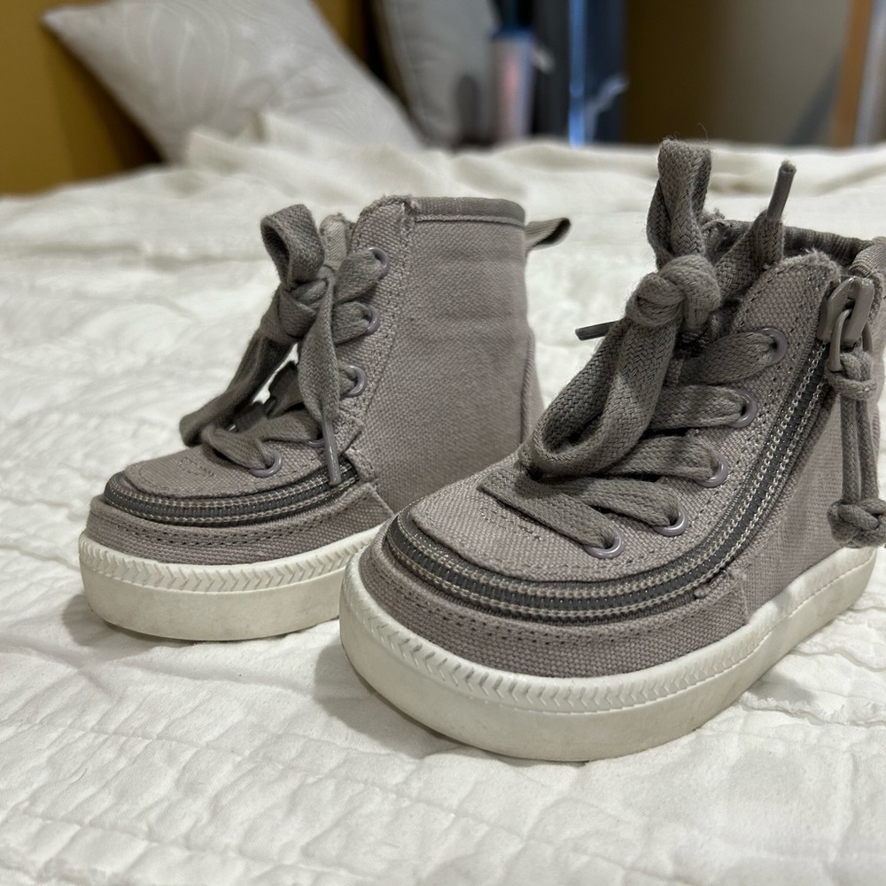 🌟BOGO🌟 Buy 1, Get 1 1/2 off!!  Bully Toddler 5 Grey